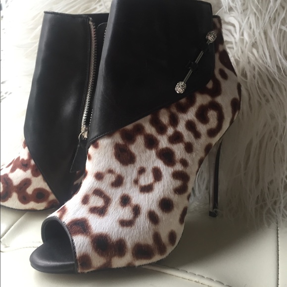 Beautiful pony hair leopard booties size 7 - Picture 1 of 8